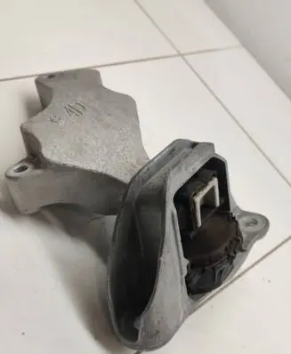 Nissan Micra K14 Engine mount bracket
