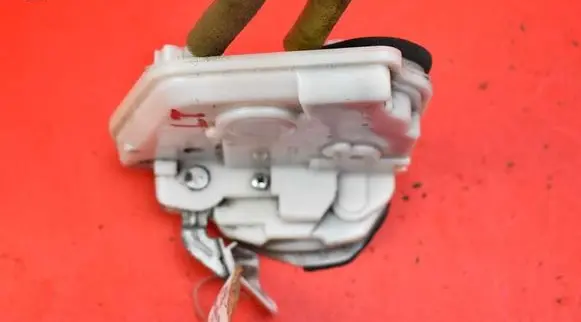 Mazda 2 Rear door lock