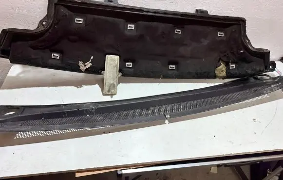 Citroen C4 II Picasso Wiper trim 