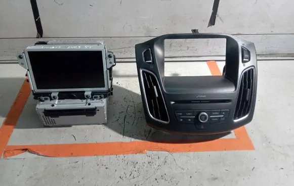 Ford Focus Radio/CD/DVD/GPS head unit F1BT18C815HAH DM5T14F239AP