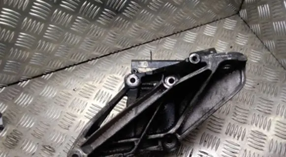 Volkswagen Touareg I Engine mounting bracket 070199307A