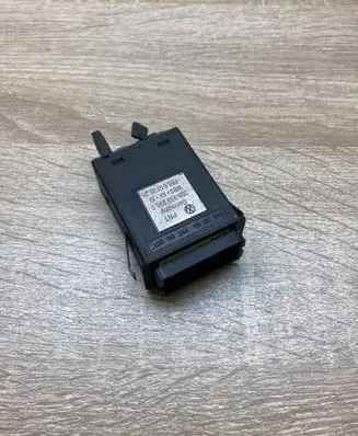 Volkswagen PASSAT B5 Hazard light switch 3B0953235C