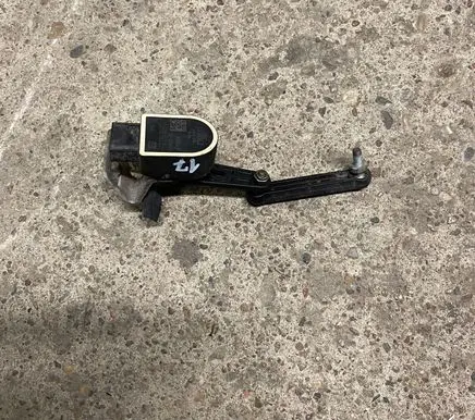 Headlight/headlamp level sensor
