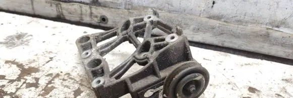 Engine mounting bracket