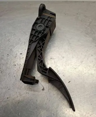 Accelerator throttle pedal