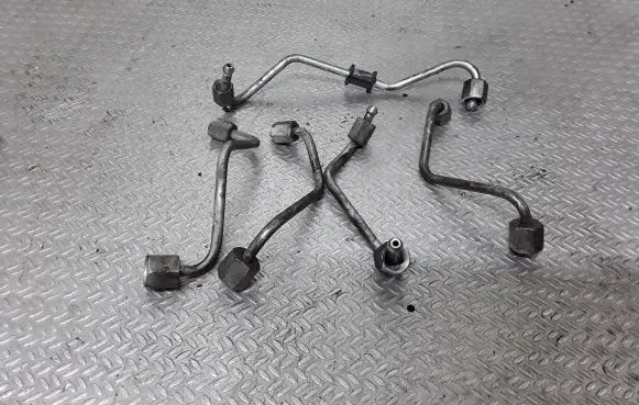 KIA Carens II Fuel injector supply line/pipe 
