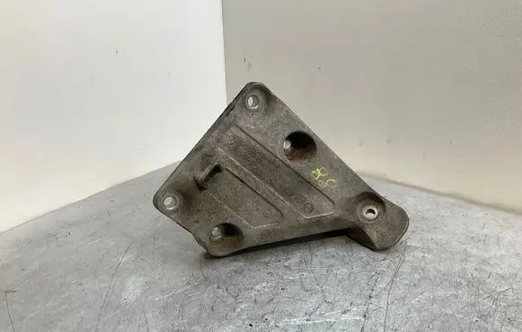 Engine mounting bracket