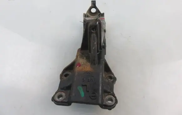Nissan Pathfinder R51 Engine mounting bracket