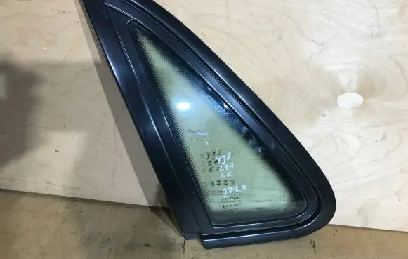 Jaguar XJ X308 Rear side window AS2