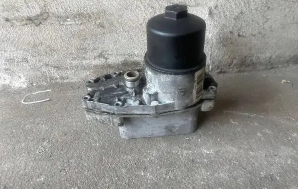Land Rover Discovery 4 - LR4 Engine oil radiator 9X2Q6B624BB