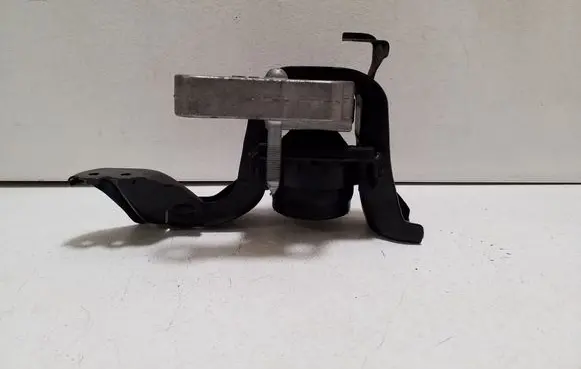 Toyota Yaris Cross Engine mount bracket