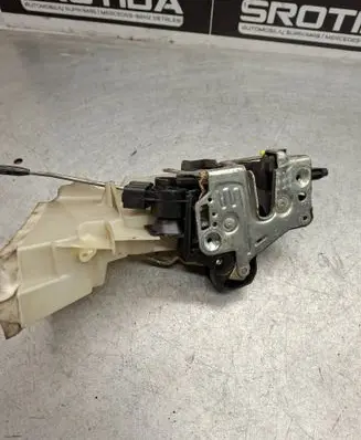 Mercedes-Benz E W210 Front door lock 2027203535