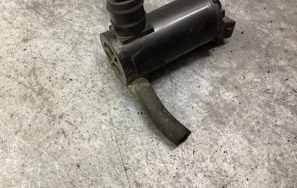 Volvo V70 Windscreen/windshield washer pump