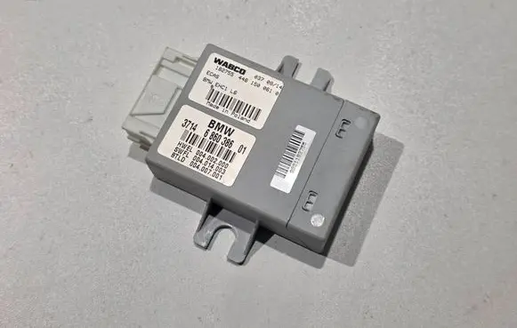 BMW 5 F10 F11 Air suspension control unit module (rear) 6860386