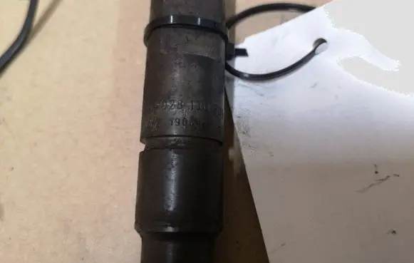 Volkswagen Golf IV Fuel injector 028130201S