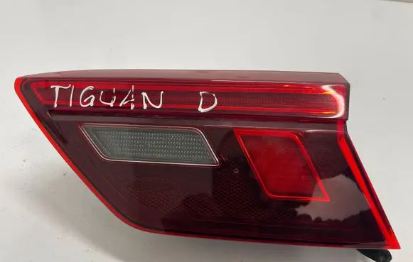 Volkswagen Tiguan Tailgate rear/tail lights 5NA945094G
