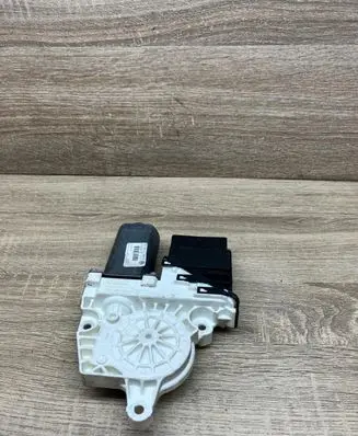 Volkswagen PASSAT B6 Rear door window regulator motor 975281200 05074675