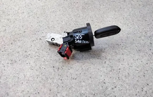 Dacia Sandero II Ignition lock 285916556R38 285916556R