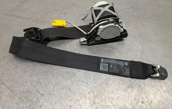 Volkswagen PASSAT B7 Front seatbelt 3C1857705P 34077659