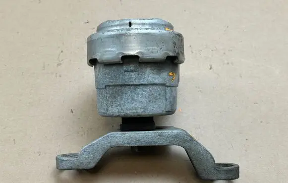 Ford Mondeo MK IV Engine mount bracket 