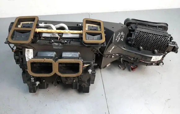 Mercedes-Benz C W204 Interior heater climate box assembly A2048300662