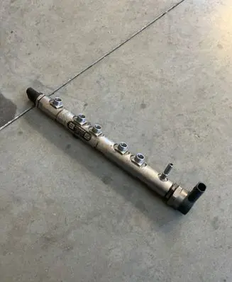 BMW 1 E81 E87 Fuel distributor 7809128 833772L1