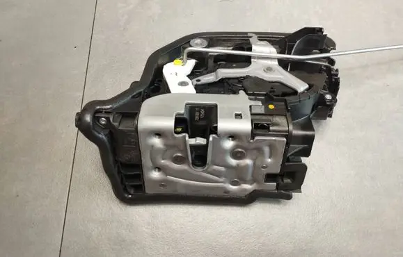 BMW X1 F48 F49 Front door lock 7281931 18283810