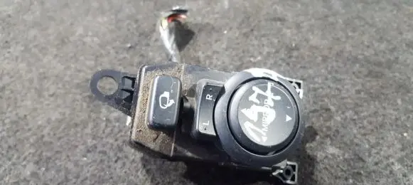 Hyundai i20 (PB PBT) Wing mirror switch