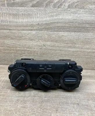 Skoda Octavia Mk2 (1Z) Climate control unit 74358110