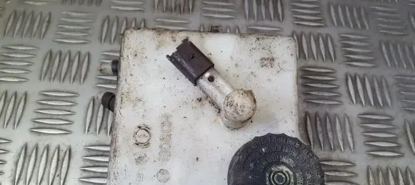 Brake fluid reservoir