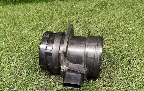 Volkswagen Tiguan Mass air flow meter 06J906461B