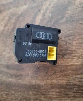 Audi A8 S8 D2 4D Air flap motor/actuator 4D0820511A 0637005001