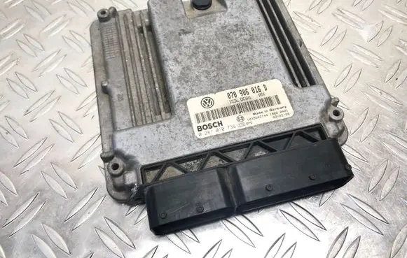 Volkswagen Touareg I Engine control unit/module 070906016D 0281010736