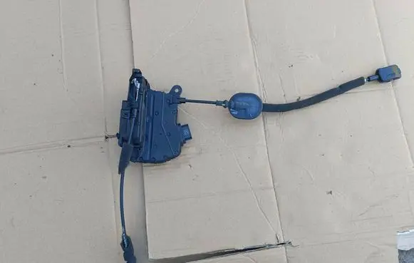 Renault Twingo III Rear door lock 825033289R