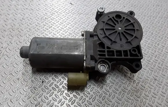 BMW 3 E46 Front door window regulator motor 0130821716