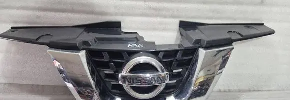 Nissan Juke I F15 Front bumper upper radiator grill