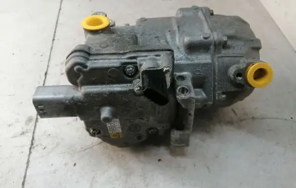 Toyota Auris E180 Air conditioning (A/C) compressor (pump) 0422001330 02807