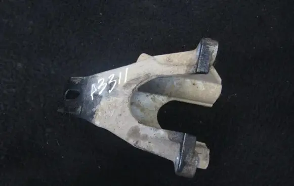 Suzuki Grand Vitara II Engine mounting bracket