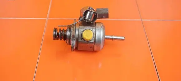 BMW 1 F20 F21 Mechanical fuel pump 7607159 N13B16A