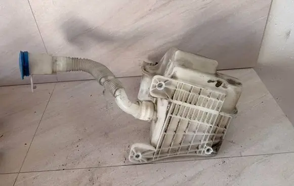 Volkswagen Touran III Windshield washer fluid reservoir/tank 5TA955448
