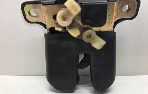 Audi A4 S4 B5 8D Tailgate/trunk/boot lock/catch/latch 8D5827505L