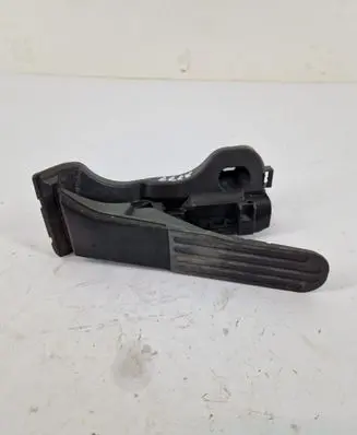Accelerator throttle pedal