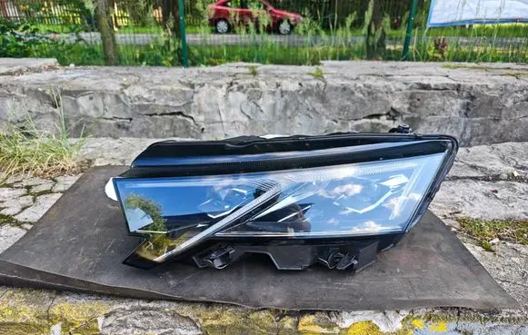 Skoda Octavia Mk4 Headlight/headlamp 5E4941035 0301134233A LE22A6498