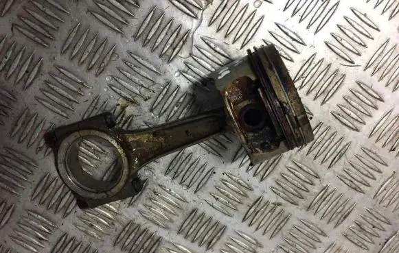 Citroen Xsara Piston with connecting rod