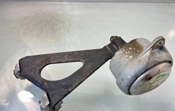 Engine mount bracket