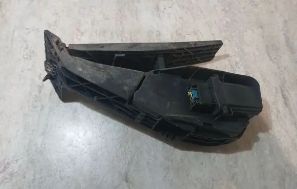 BMW 1 E81 E87 Accelerator throttle pedal 74765400