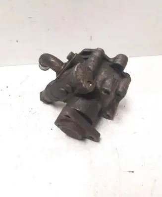 Volkswagen PASSAT B5 Power steering pump 8D0145177