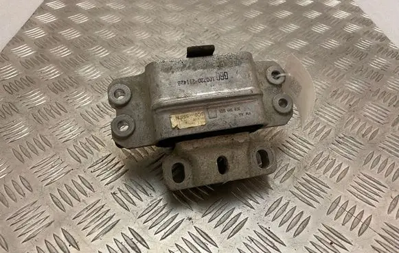 Volkswagen PASSAT B7 Engine mount bracket 3C0199555N