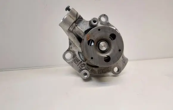 Volkswagen Golf VII Water pump 04L121011E