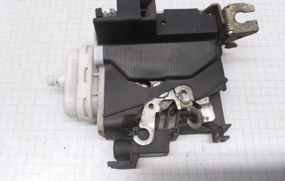 Audi A4 S4 B5 8D Front door lock 8D1837016A 4D0173